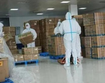 為保供，消防員利用手動液壓搬運車調運物資