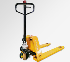 飲料廠(chǎng)用電動(dòng)搬運(yùn)車(chē)裝卸貨物