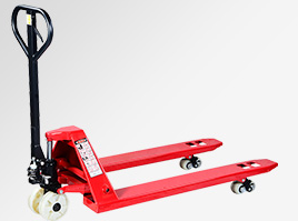 商場(chǎng)工作人員使用手動(dòng)液壓搬運(yùn)車(chē)?yán)\(yùn)貨物