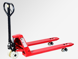 五金零件廠(chǎng)手動(dòng)叉車(chē)搬運(yùn)原材料