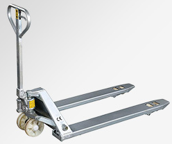 潮濕車間里不銹鋼手動液壓搬運(yùn)車的默默堅守