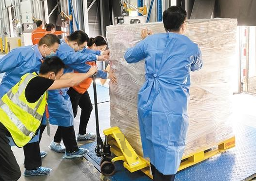 衡陽食品廠倉庫使用冠航手動叉車搬運(yùn)貨物