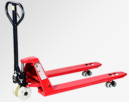 三峽游輪工作人員使用手動叉車搬運貨物